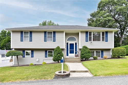 17 Middle St, North Providence, RI, 02911-1431 | Card Image