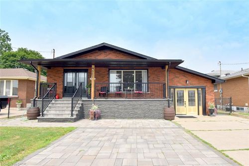 682 Mohawk Rd W, Hamilton, ON, L9C1X8 | Card Image