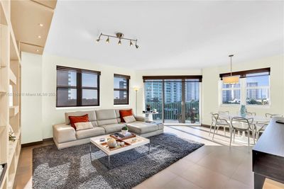 611 - 20000 E Country Club Dr, Condo with 3 bedrooms, 3 bathrooms and null parking in Aventura FL | Image 2