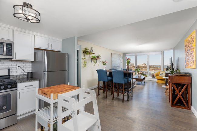 APT-1107 - 250 E Harbortown Dr, Condo with 2 bedrooms, 2 bathrooms and null parking in Detroit MI | Image 8