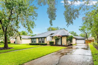 61 Bayberry Court, House other with 4 bedrooms, 2 bathrooms and null parking in Lake Jackson TX | Image 2