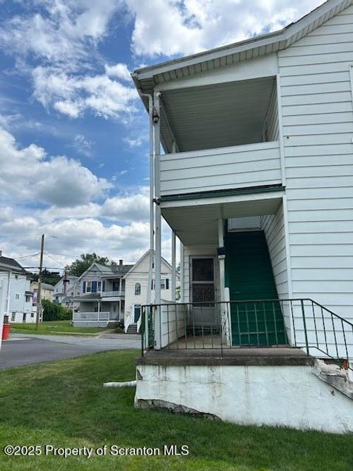 apt-3-111 W Grove St, Dunmore, PA, 18509-2527 | Card Image