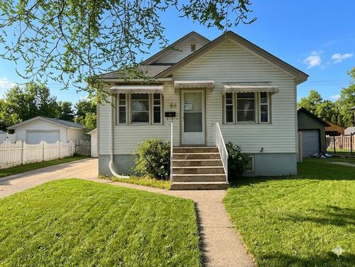 46 2 St Nw, Medicine Hat, AB, T1A6J1 | Card Image