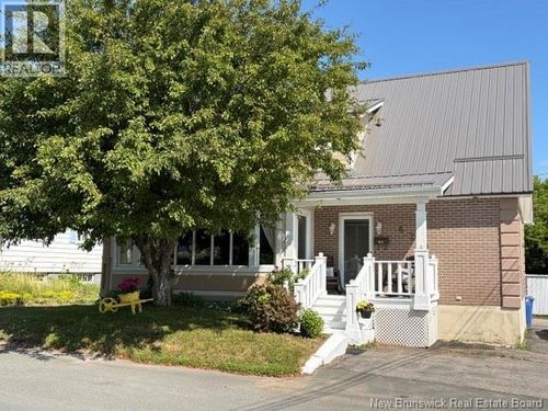 424 Golf St, Bathurst, NB, E2A2K5 | Card Image