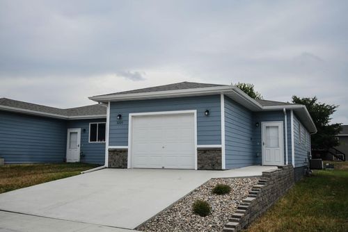 2205 River Run Rd, Brookings, SD, 57006-7300 | Card Image