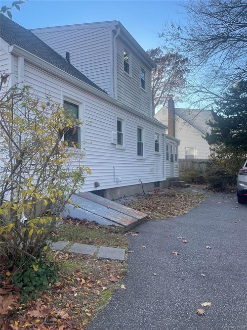 206 Dickinson Ave, E Northport, NY, 11731-1023 | Card Image