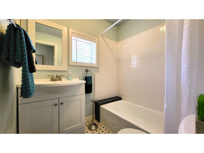 1400 W 40 Th Ave, House other with 3 bedrooms, 2 bathrooms and 1 parking in Eugene OR | Image 24