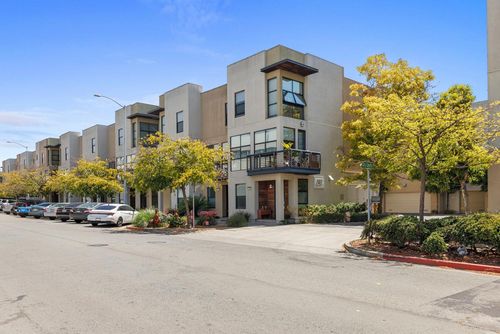 82 City Limits Cir, Emeryville, CA, 94608-1059 | Card Image