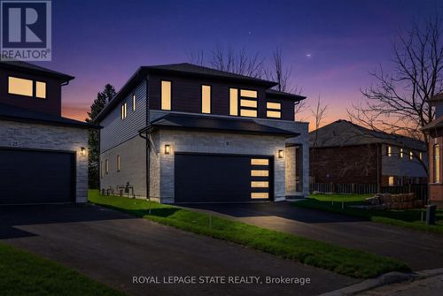 19 Woodvalley Court, Hamilton (Falkirk), ON, L9B2S7 | Card Image