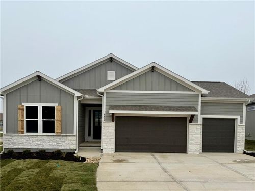 4628 Sw Robinson Dr, Lee's Summit, MO, 64083-6118 | Card Image