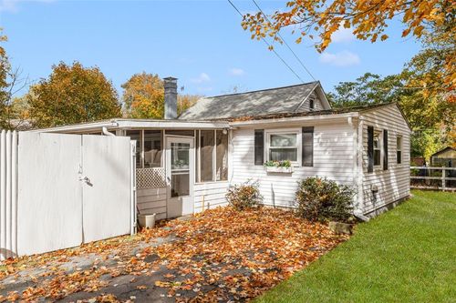 375 Namquid Dr, Warwick, RI, 02888-5635 | Card Image