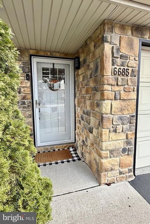 6685 Jefferson Ct, New Tripoli, PA, 18066-3654 | Card Image