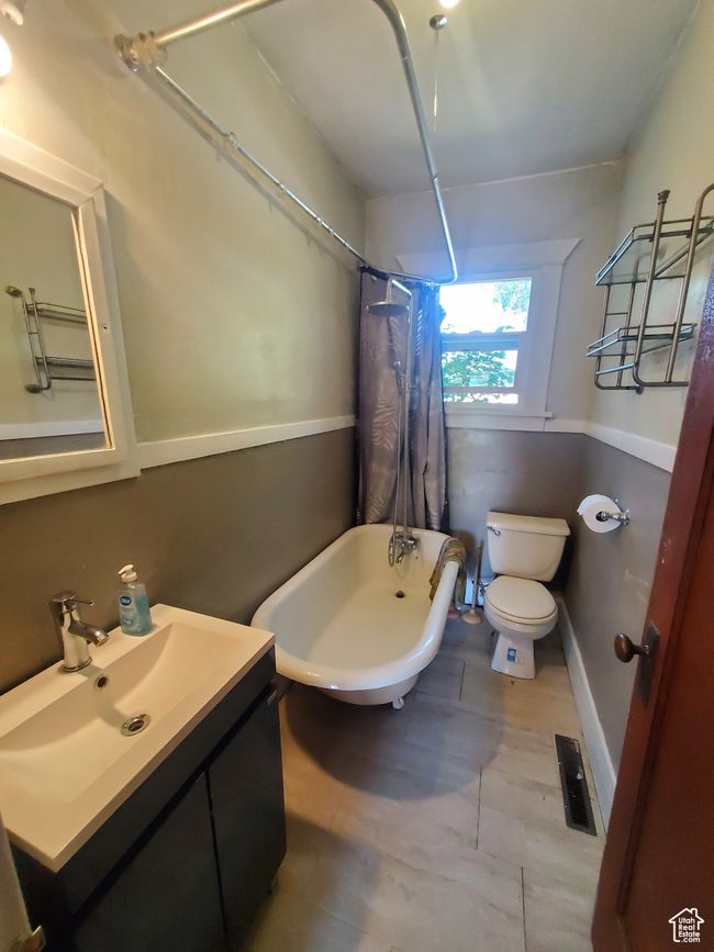 Full bath with shower / bath combo with shower curtain and vanity | Image 11