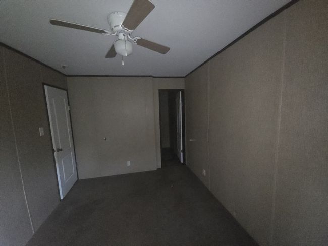 Empty room with ceiling fan | Image 17
