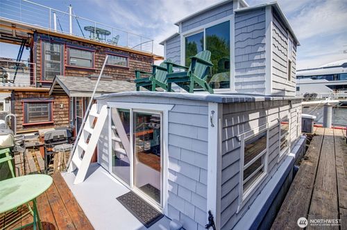 11-2143 N Northlake Way, Seattle, WA, 98103-9100 | Card Image