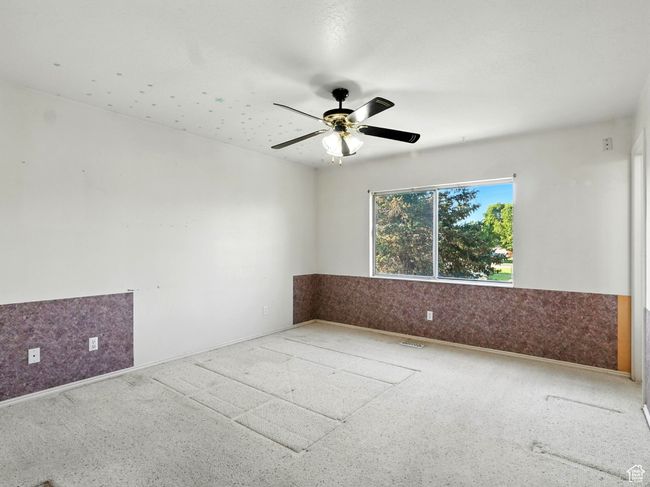 Unfurnished room with wainscoting and ceiling fan | Image 15