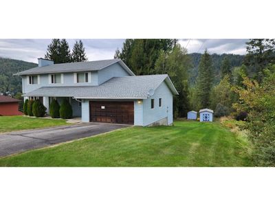 1975 Old Salmo Rd, House other with 5 bedrooms, 4 bathrooms and 6 parking in Fruitvale BC | Image 3