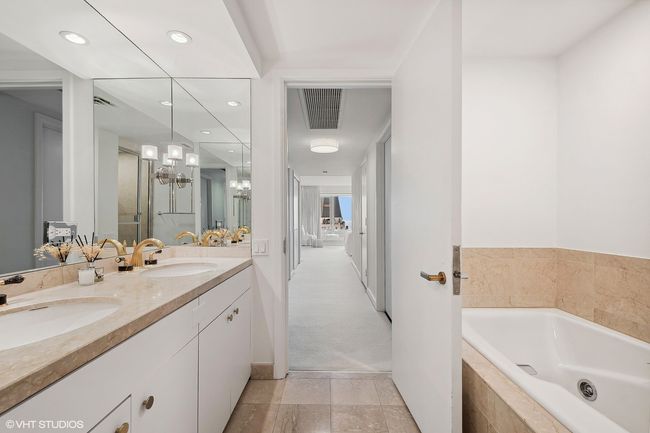 APT-5305 - 132 E Delaware Pl, Condo with 2 bedrooms, 2 bathrooms and 2 parking in Chicago IL | Image 12