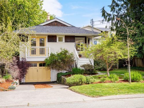945 Falkland Rd, Victoria, BC, V8S4M1 | Card Image