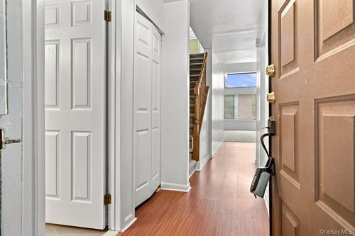 352 N Greeley Ave, Chappaqua, NY, 10514-2748 | Card Image