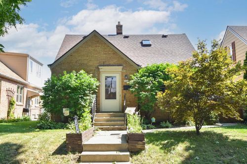 2426 S 73rd St, WEST ALLIS, WI, 53219-1806 | Card Image