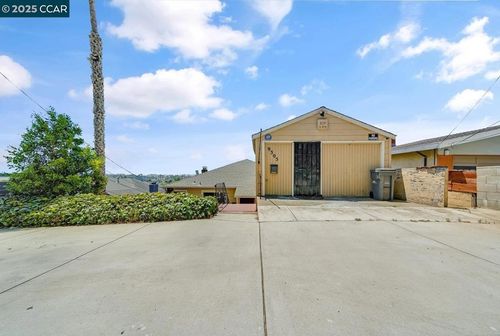 9305 Burr St, Oakland, CA, 94605-4024 | Card Image