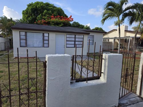 257 E 38th St, Hialeah, FL, 33013-2660 | Card Image