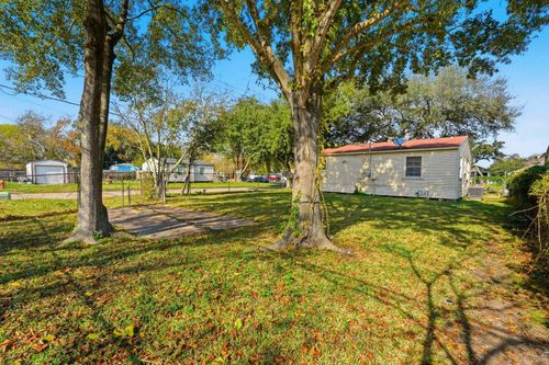 729 13th Ave N, Texas City, TX, 77590-5933 | Card Image