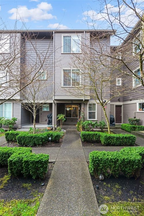 877 5th Pl Ne, Issaquah, WA, 98029-5400 | Card Image
