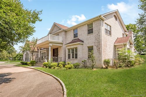 52 Snapdragon Ln, Roslyn Heights, NY, 11577-2527 | Card Image