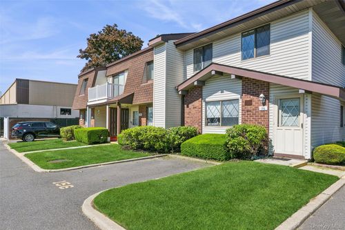 156-156 Cambridge Dr E, Copiague, NY, 11726 | Card Image