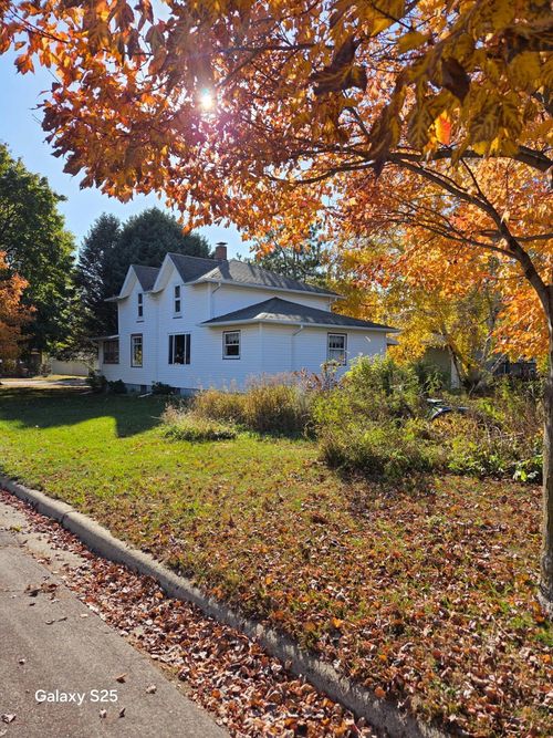 303 1st St Nw, New Richland, MN, 56072-1208 | Card Image