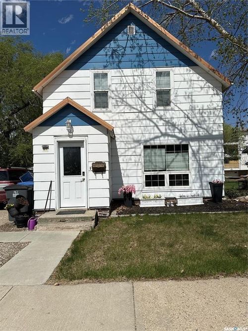 1217 2nd St, Estevan, SK, S4A0M1 | Card Image