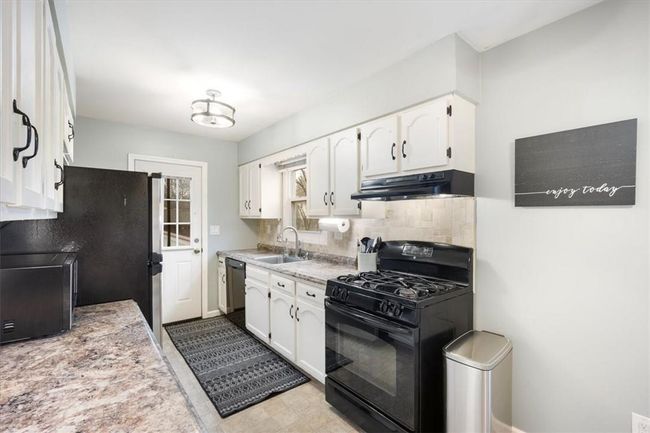 82 Scott Dr, House other with 3 bedrooms, 2 bathrooms and 1 parking in Wappingers Falls NY | Image 4