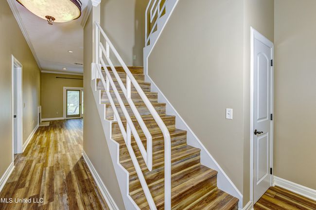Entry Foyer 2 and Stairway | Image 7