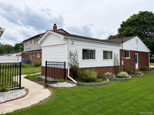 33564 Vista Way, Fraser, MI, 48026-4325 | Card Image