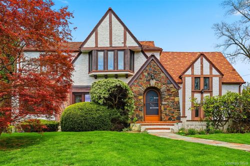 930 Grant Ave, Pelham, NY, 10803-3115 | Card Image