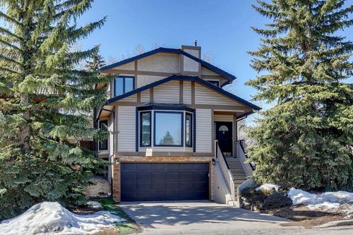 4 Strathwood Bay Sw, Home with 3 bedrooms, 2 bathrooms and 4 parking in Calgary AB | Card Image