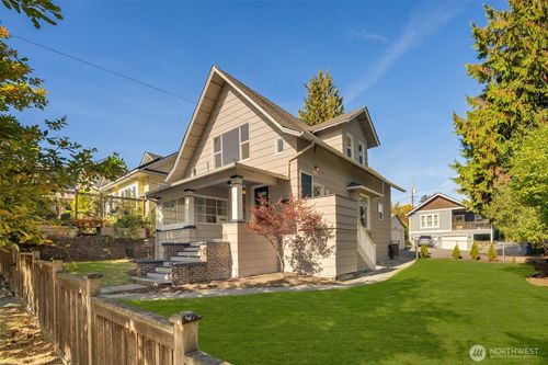 940 N 76th Street, Seattle, WA, 98103 | Card Image