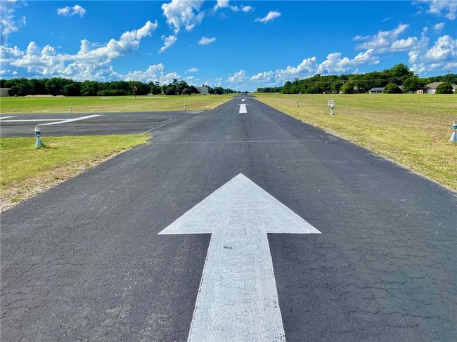 Area Amenities: 3.000 ft paved/lit airstrip asphalt street | Image 21