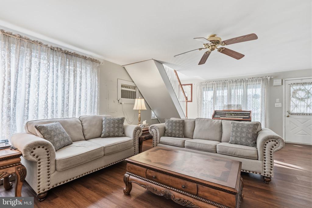 Residential in LEVITTOWN 2