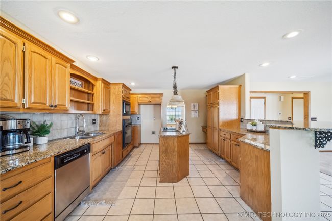 28002 Us 75 Hwy, House other with 4 bedrooms, 4 bathrooms and null parking in Ochelata OK | Image 16