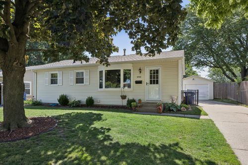 3702 Clover Hills Dr, Bettendorf, IA, 52722-2513 | Card Image