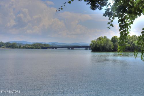 2061 Lakewood Dr, MORRISTOWN, TN, 37814-5313 | Card Image