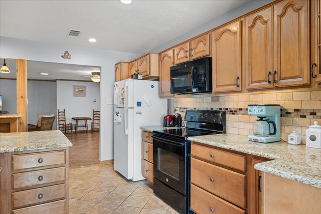 Plenty of room and space in the kitchen | Image 11