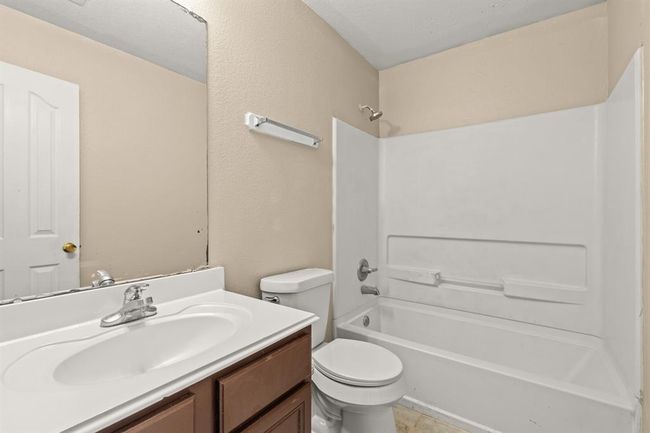 Upstairs Guest Bathroom | Image 19
