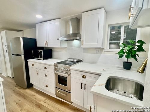 rear-136 E Mulberry Ave, San Antonio, TX, 78212-2946 | Card Image