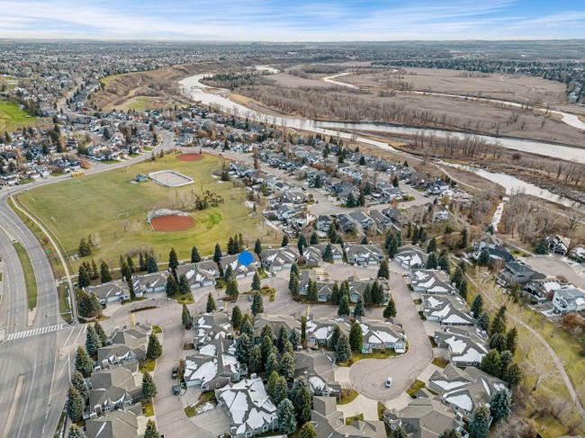 49 Douglasbank Gardens Se, Home with 3 bedrooms, 3 bathrooms and 4 parking in Calgary AB | Image 2