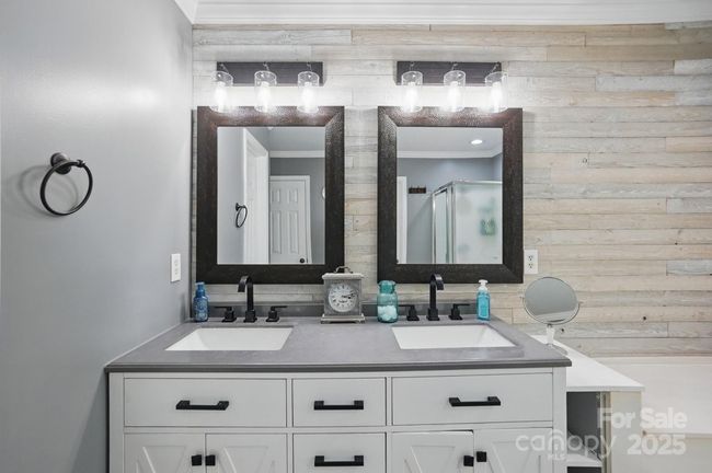 Primary bath | Image 17