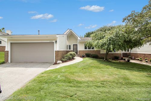 35185 Hillside Dr, Farmington Hills, MI, 48335-2517 | Card Image